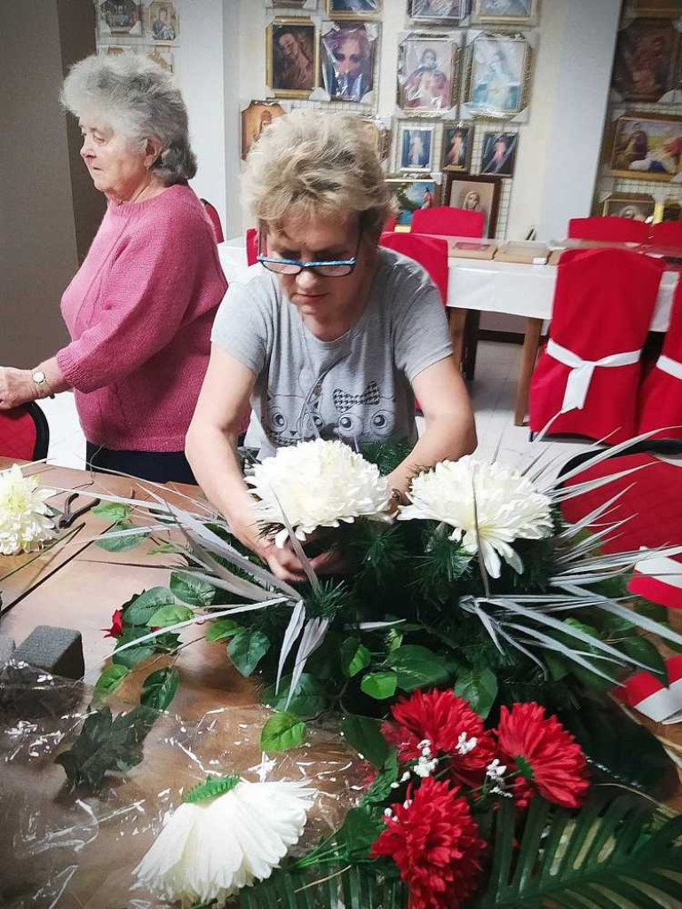 Hrubieszów: Zrobili i złożyli wiązanki na grobach bohaterów [ZDJĘCIA]