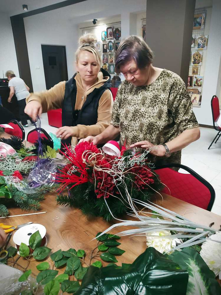 Hrubieszów: Zrobili i złożyli wiązanki na grobach bohaterów [ZDJĘCIA]