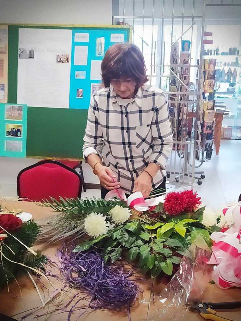 Hrubieszów: Zrobili i złożyli wiązanki na grobach bohaterów [ZDJĘCIA]