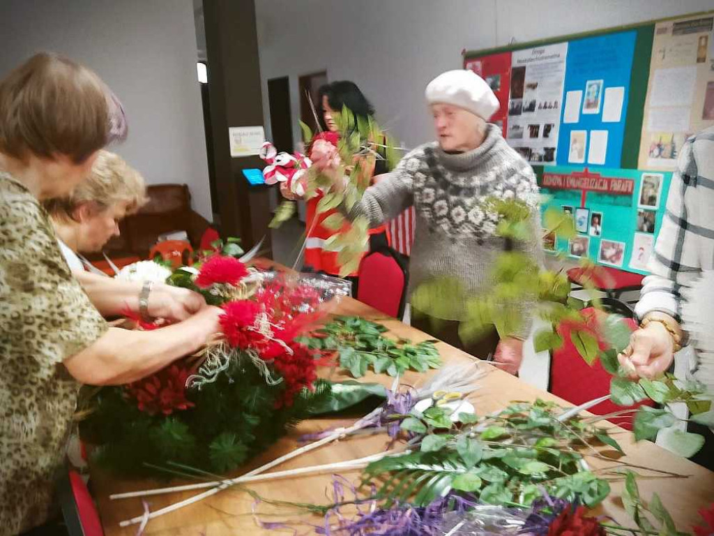 Hrubieszów: Zrobili i złożyli wiązanki na grobach bohaterów [ZDJĘCIA]