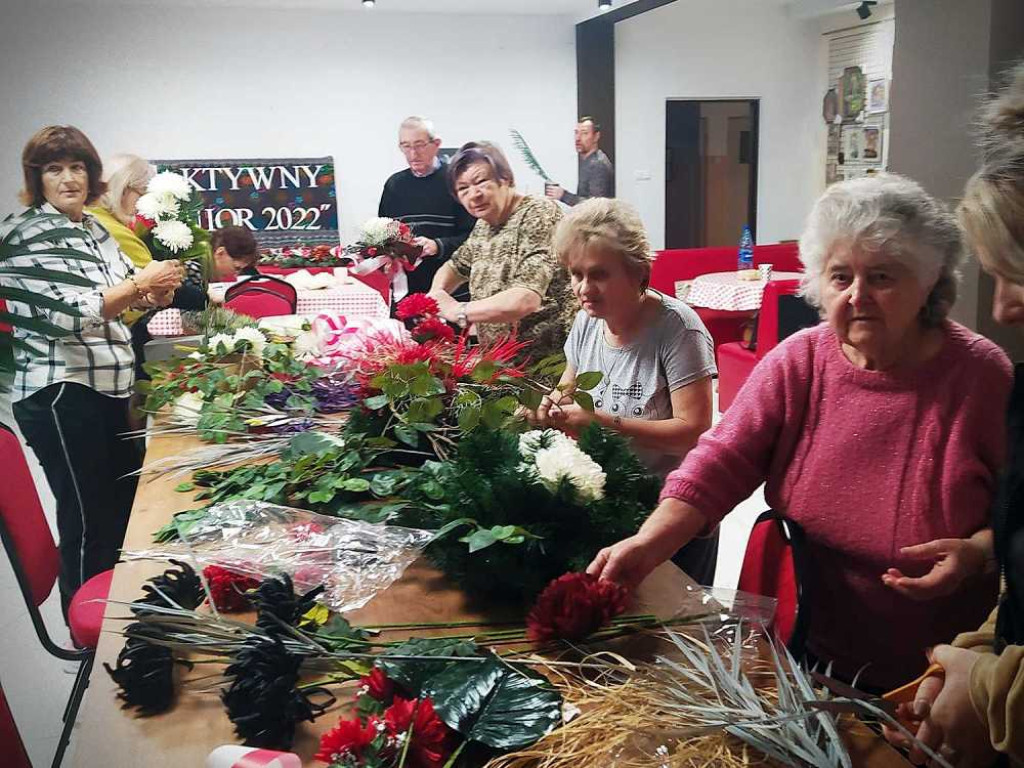 Hrubieszów: Zrobili i złożyli wiązanki na grobach bohaterów [ZDJĘCIA]