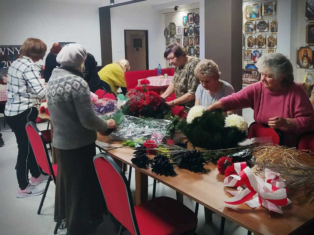 Hrubieszów: Zrobili i złożyli wiązanki na grobach bohaterów [ZDJĘCIA]