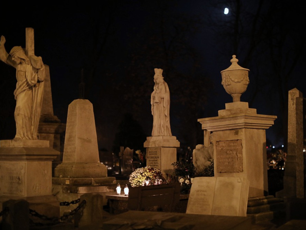 Wieczór Wszystkich Świętych na hrubieszowskim cmentarzu [ZDJĘCIA]
