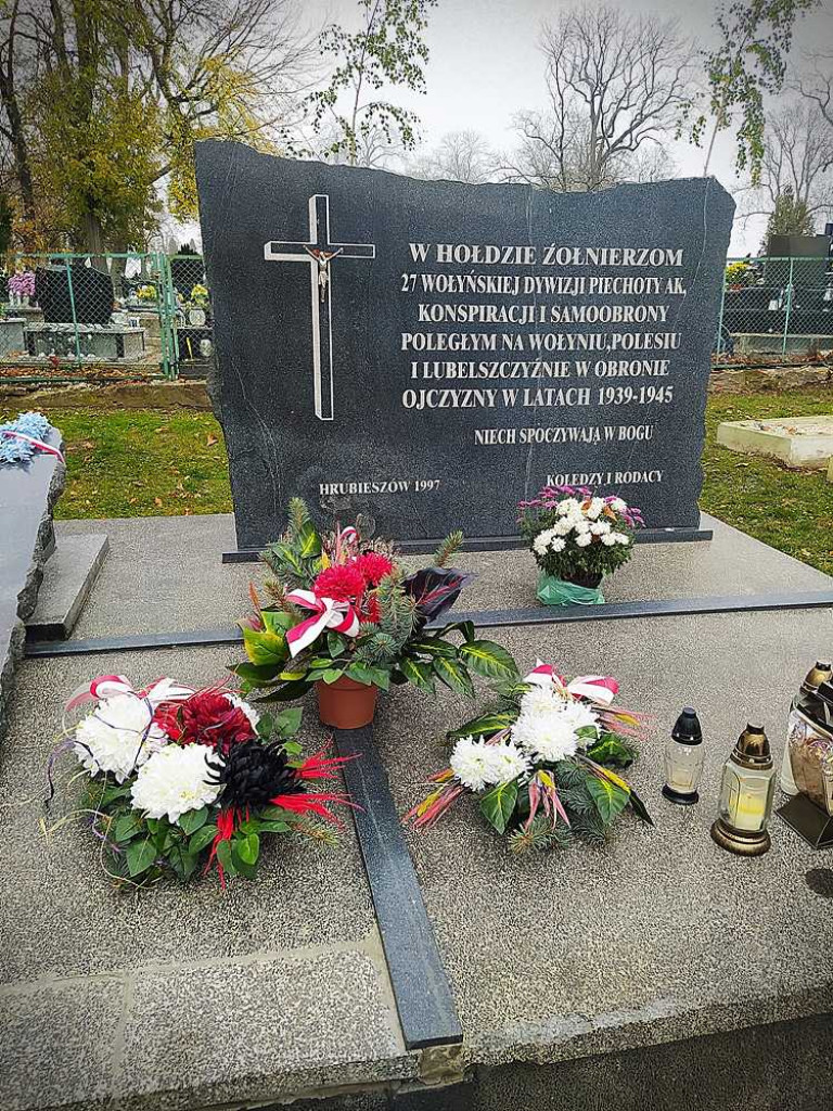 Hrubieszów: Zrobili i złożyli wiązanki na grobach bohaterów [ZDJĘCIA]
