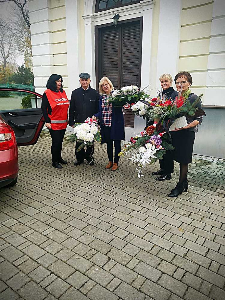 Hrubieszów: Zrobili i złożyli wiązanki na grobach bohaterów [ZDJĘCIA]