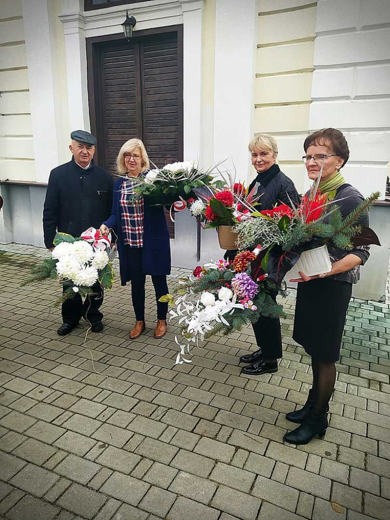 Hrubieszów: Zrobili i złożyli wiązanki na grobach bohaterów [ZDJĘCIA]