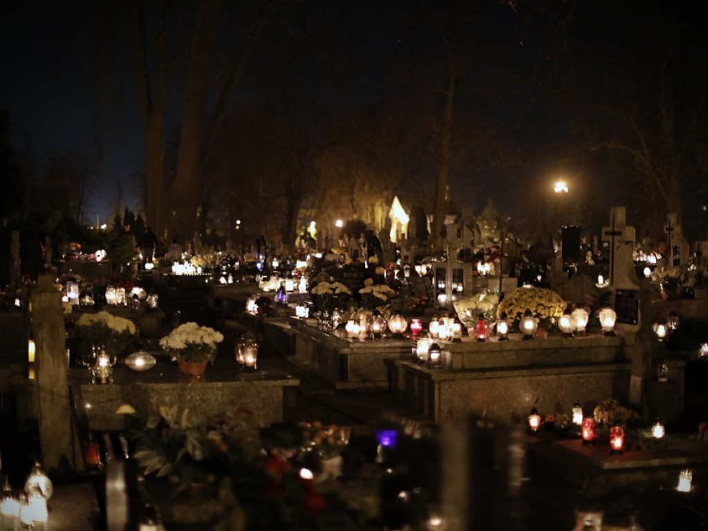 Wieczór Wszystkich Świętych na hrubieszowskim cmentarzu [ZDJĘCIA]