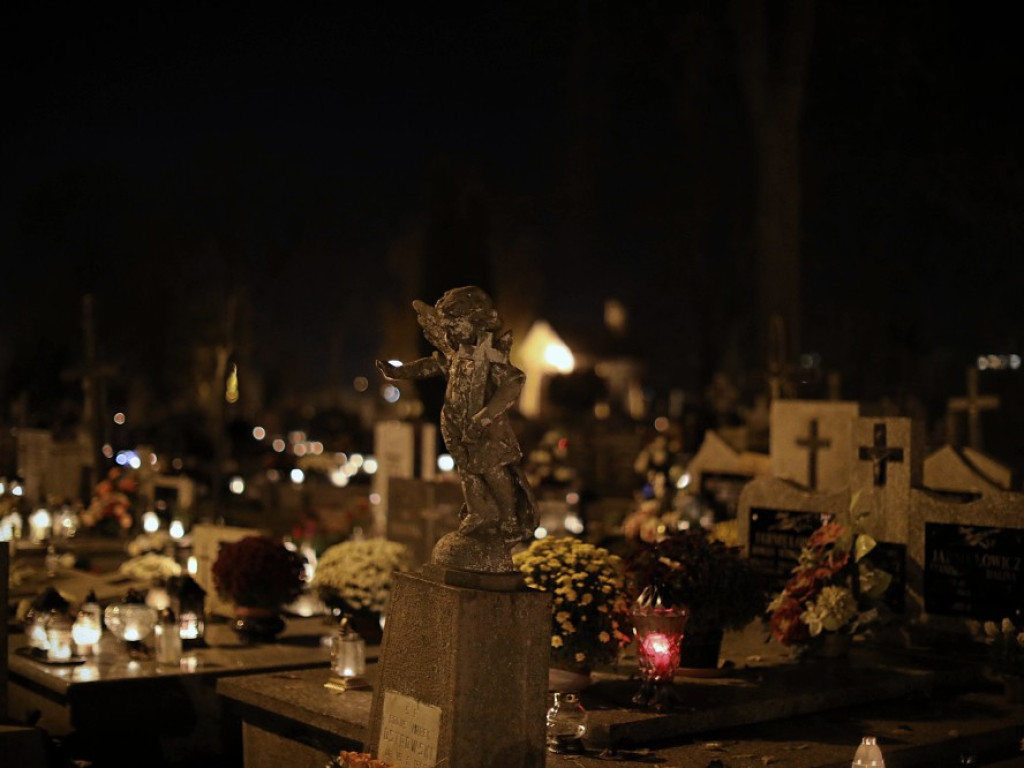 Wieczór Wszystkich Świętych na hrubieszowskim cmentarzu [ZDJĘCIA]