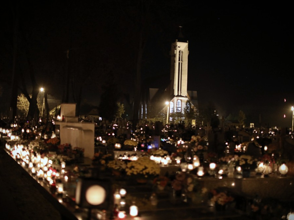 Wieczór Wszystkich Świętych na hrubieszowskim cmentarzu [ZDJĘCIA]