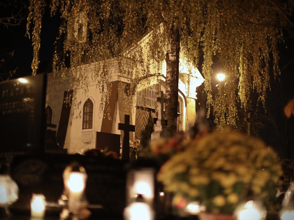 Wieczór Wszystkich Świętych na hrubieszowskim cmentarzu [ZDJĘCIA]