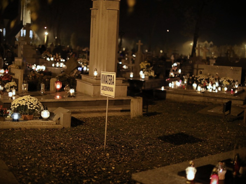 Wieczór Wszystkich Świętych na hrubieszowskim cmentarzu [ZDJĘCIA]