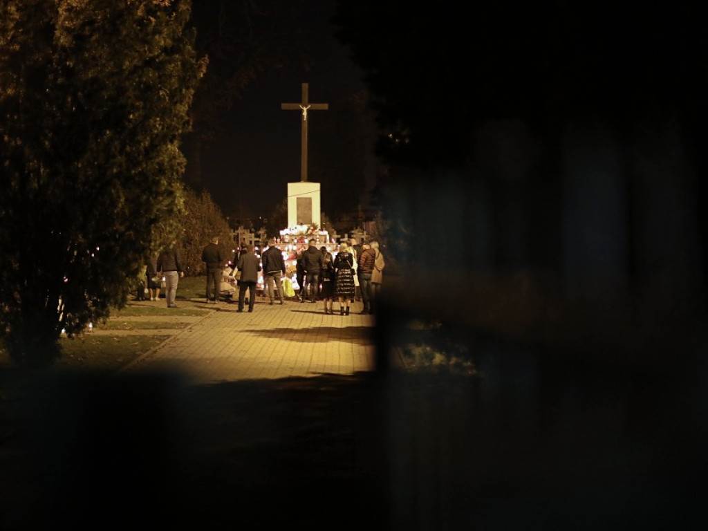 Wieczór Wszystkich Świętych na hrubieszowskim cmentarzu [ZDJĘCIA]