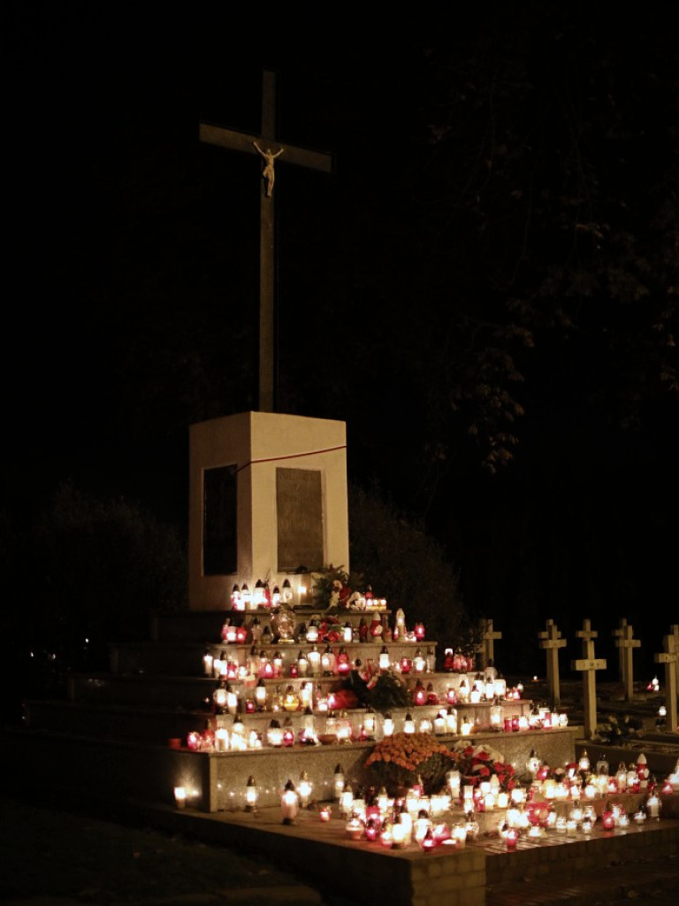 Wieczór Wszystkich Świętych na hrubieszowskim cmentarzu [ZDJĘCIA]