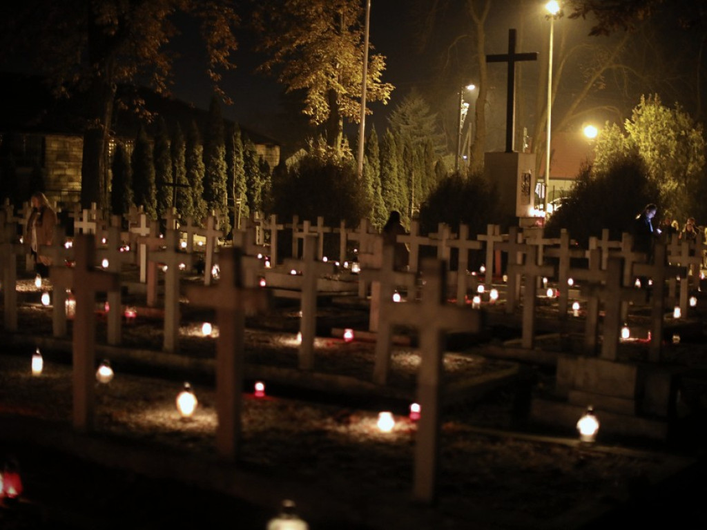 Wieczór Wszystkich Świętych na hrubieszowskim cmentarzu [ZDJĘCIA]