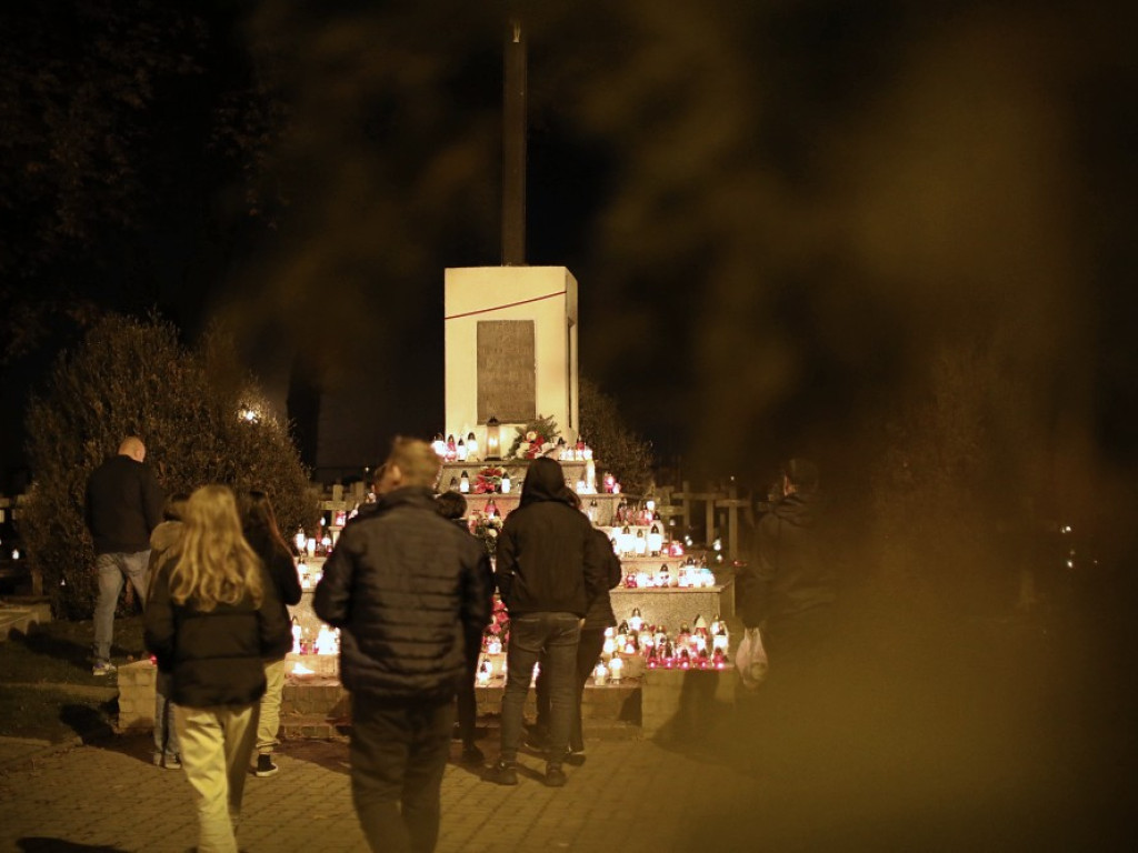 Wieczór Wszystkich Świętych na hrubieszowskim cmentarzu [ZDJĘCIA]
