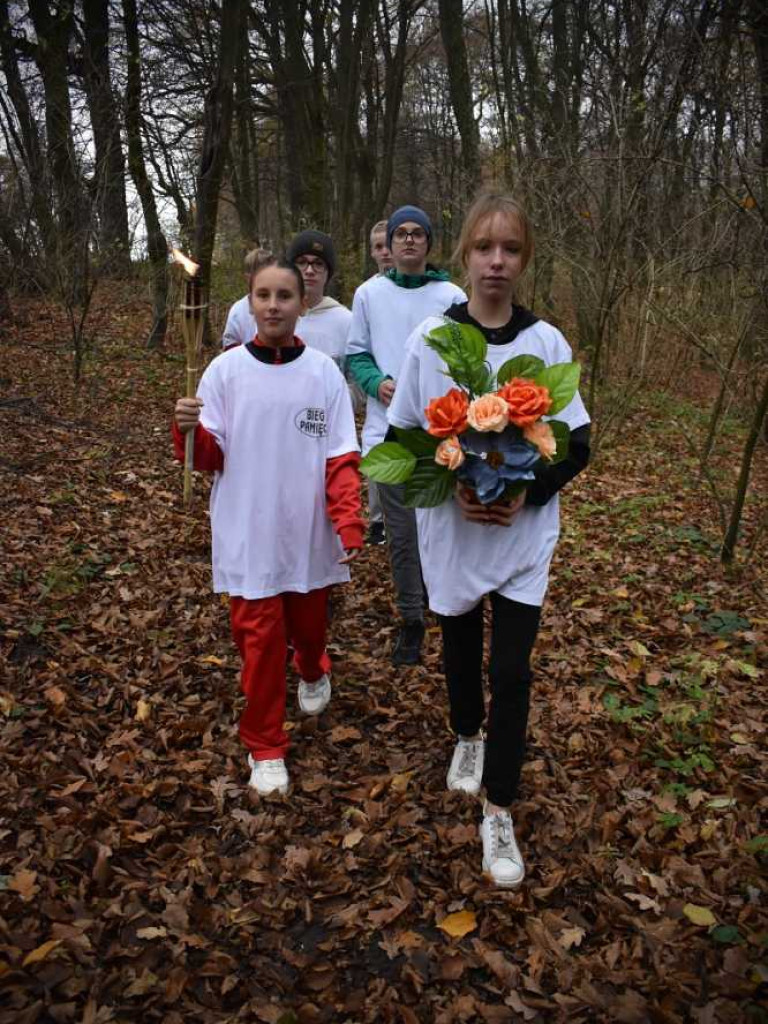 Biegali i hołd oddawali [ZDJĘCIA]