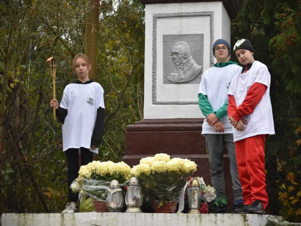 Biegali i hołd oddawali [ZDJĘCIA]
