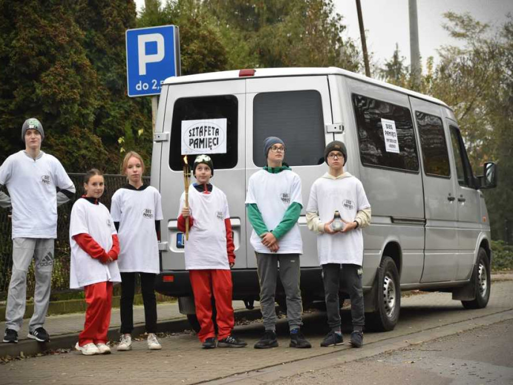 Biegali i hołd oddawali [ZDJĘCIA]