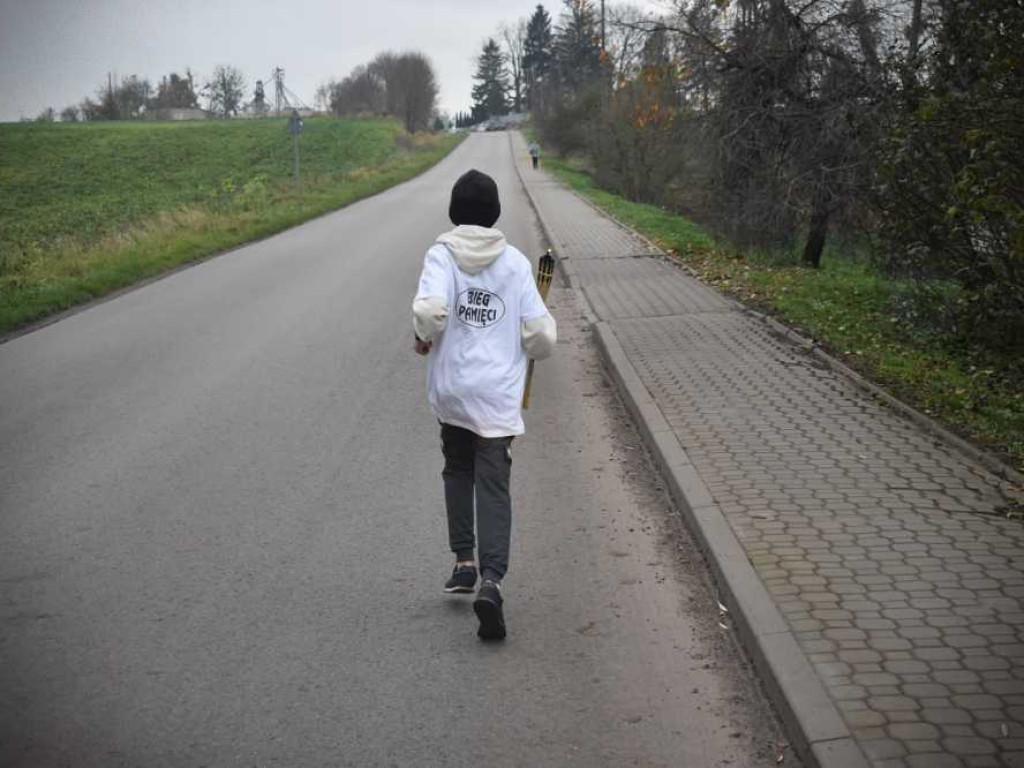 Biegali i hołd oddawali [ZDJĘCIA]