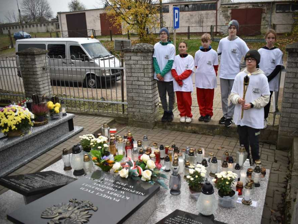 Biegali i hołd oddawali [ZDJĘCIA]