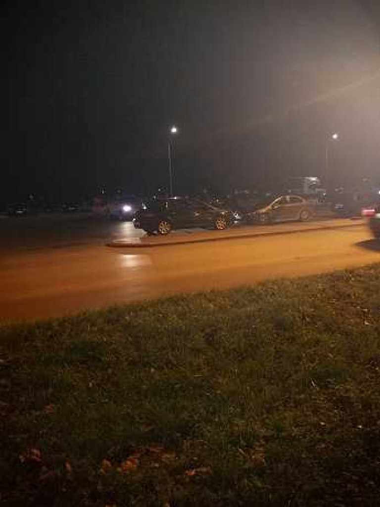 Hrubieszów: Parking przy ulicy Ciesielczuka - dyskoteka, pijaństwo, bączki, wypadki i wyścigi ulicami miasta... Nie czekajmy na tragedię!