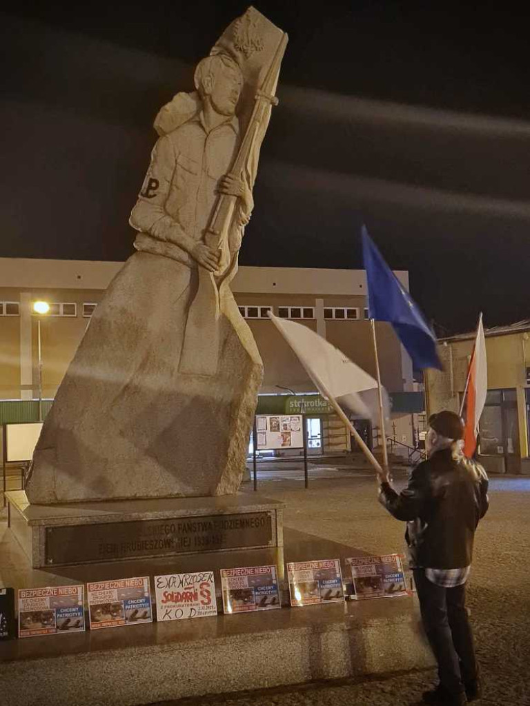Hrubieszów: Pikieta w sprawie bezpiecznego nieba [ZDJĘCIA]