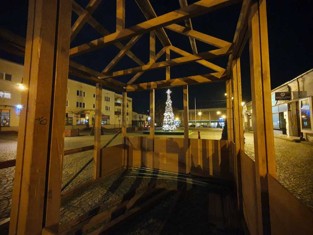 Powstaje szopka na hrubieszowskim Rynku [ZDJĘCIA]