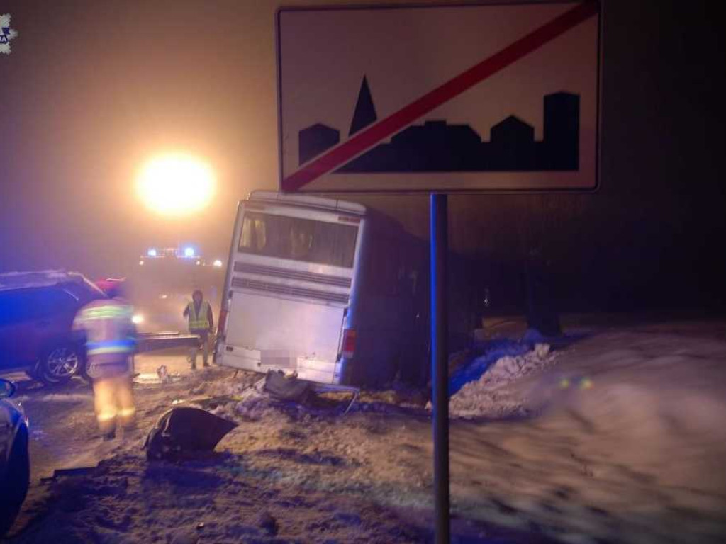 Czołowe zderzenie lawety z autokarem w Mojsławicach. Jedna osoba w szpitalu [ZDJĘCIA]