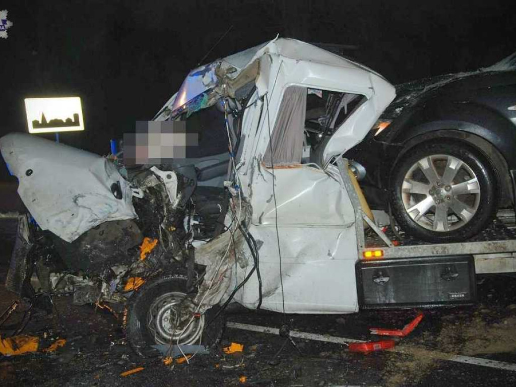 Czołowe zderzenie lawety z autokarem w Mojsławicach. Jedna osoba w szpitalu [ZDJĘCIA]