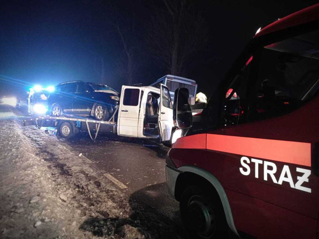 Czołowe zderzenie lawety z autokarem w Mojsławicach. Jedna osoba w szpitalu [ZDJĘCIA]