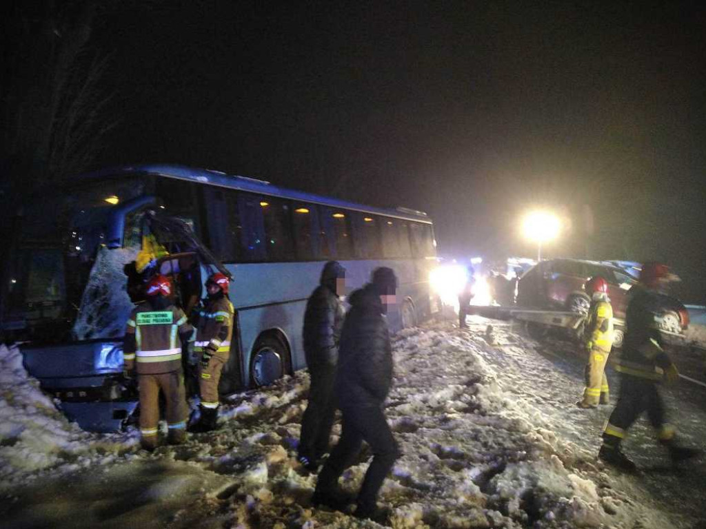 Czołowe zderzenie lawety z autokarem w Mojsławicach. Jedna osoba w szpitalu [ZDJĘCIA]
