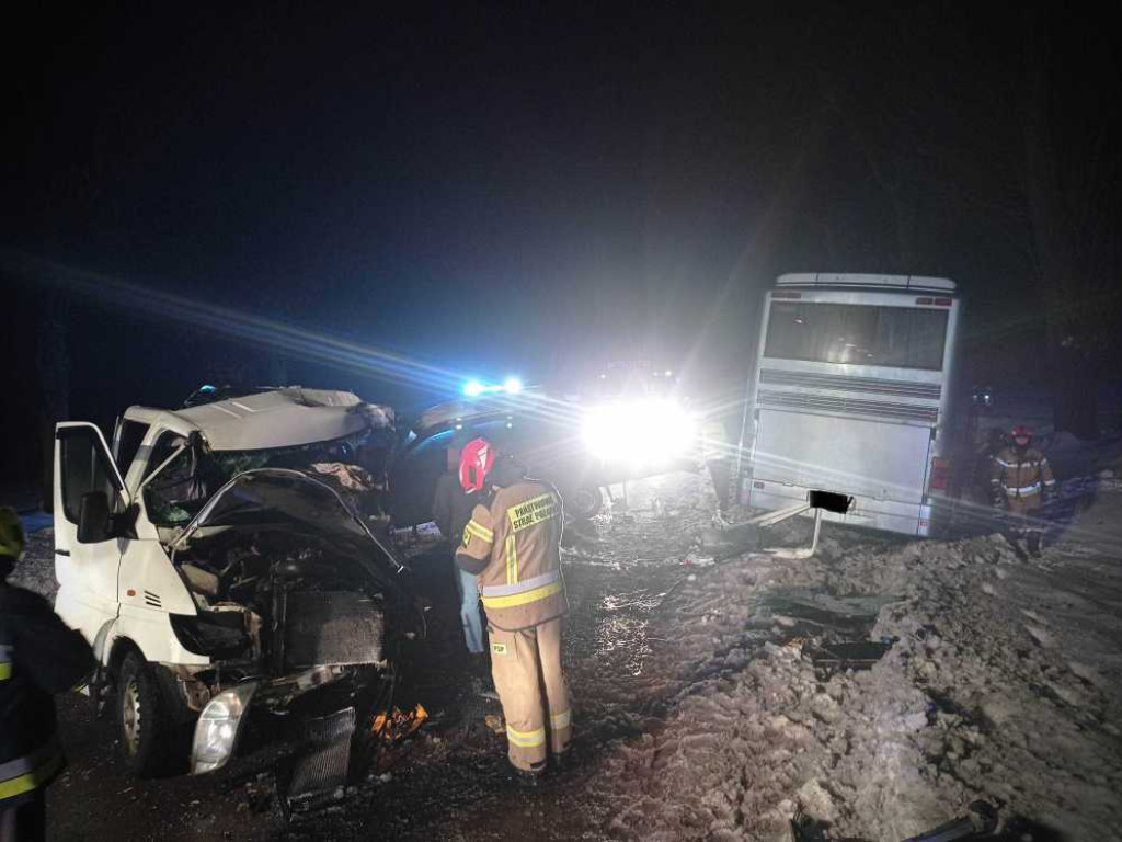 Czołowe zderzenie lawety z autokarem w Mojsławicach. Jedna osoba w szpitalu [ZDJĘCIA]