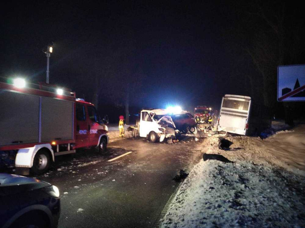 Czołowe zderzenie lawety z autokarem w Mojsławicach. Jedna osoba w szpitalu [ZDJĘCIA]