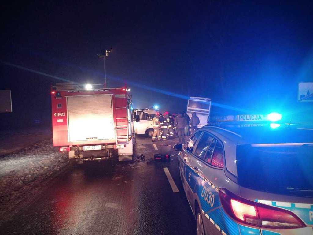 Czołowe zderzenie lawety z autokarem w Mojsławicach. Jedna osoba w szpitalu [ZDJĘCIA]