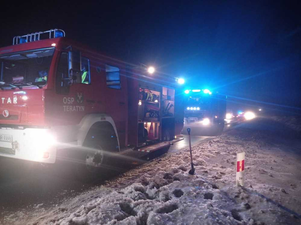 Czołowe zderzenie lawety z autokarem w Mojsławicach. Jedna osoba w szpitalu [ZDJĘCIA]
