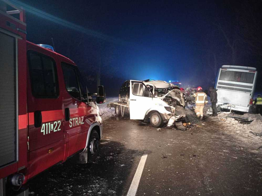 Czołowe zderzenie lawety z autokarem w Mojsławicach. Jedna osoba w szpitalu [ZDJĘCIA]