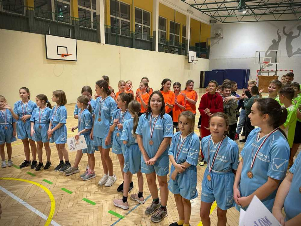 Gwiazdkowy turniej koszykówki [ZDJĘCIA]