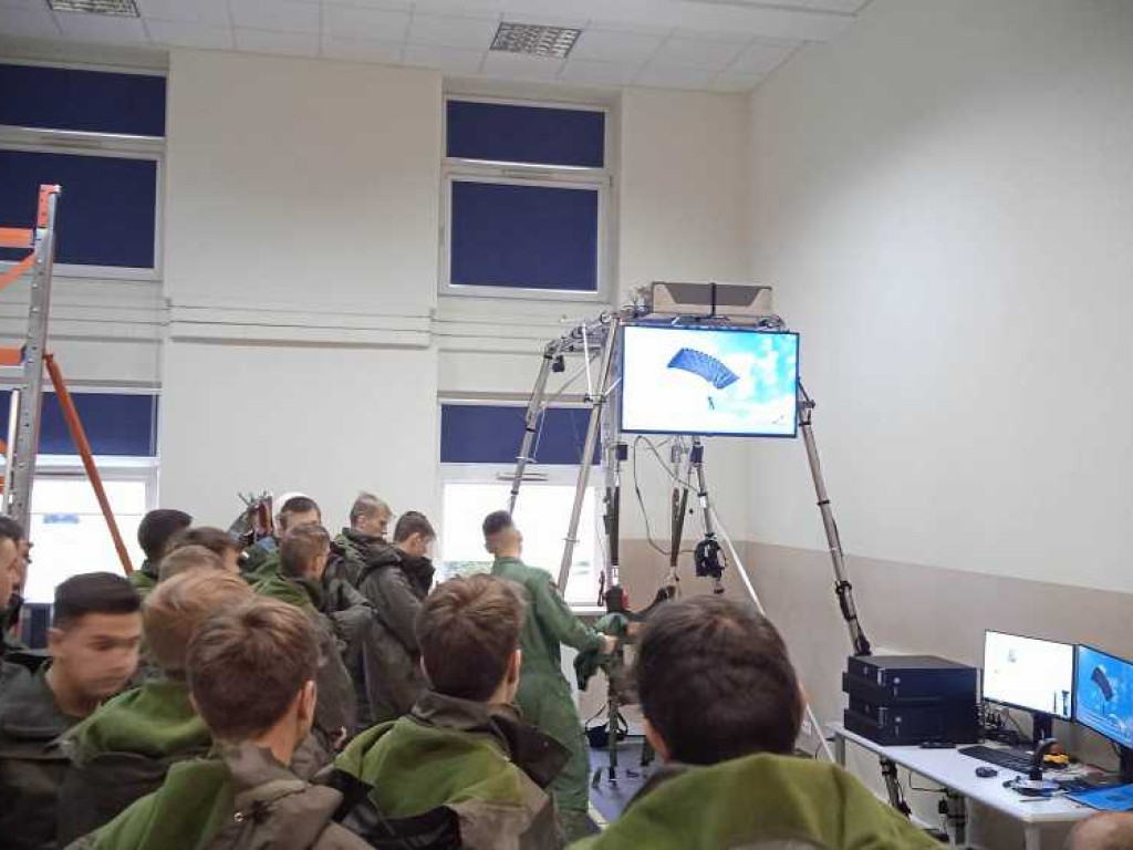 Hrubieszowscy uczniowie w Lotniczej Akademii Wojskowej [ZDJĘCIA]