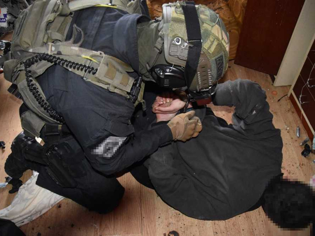 Zabarykadował się w domu i strzelał do sąsiadów. Ujęli go antyterroryści [ZDJĘCIA, WIDEO]