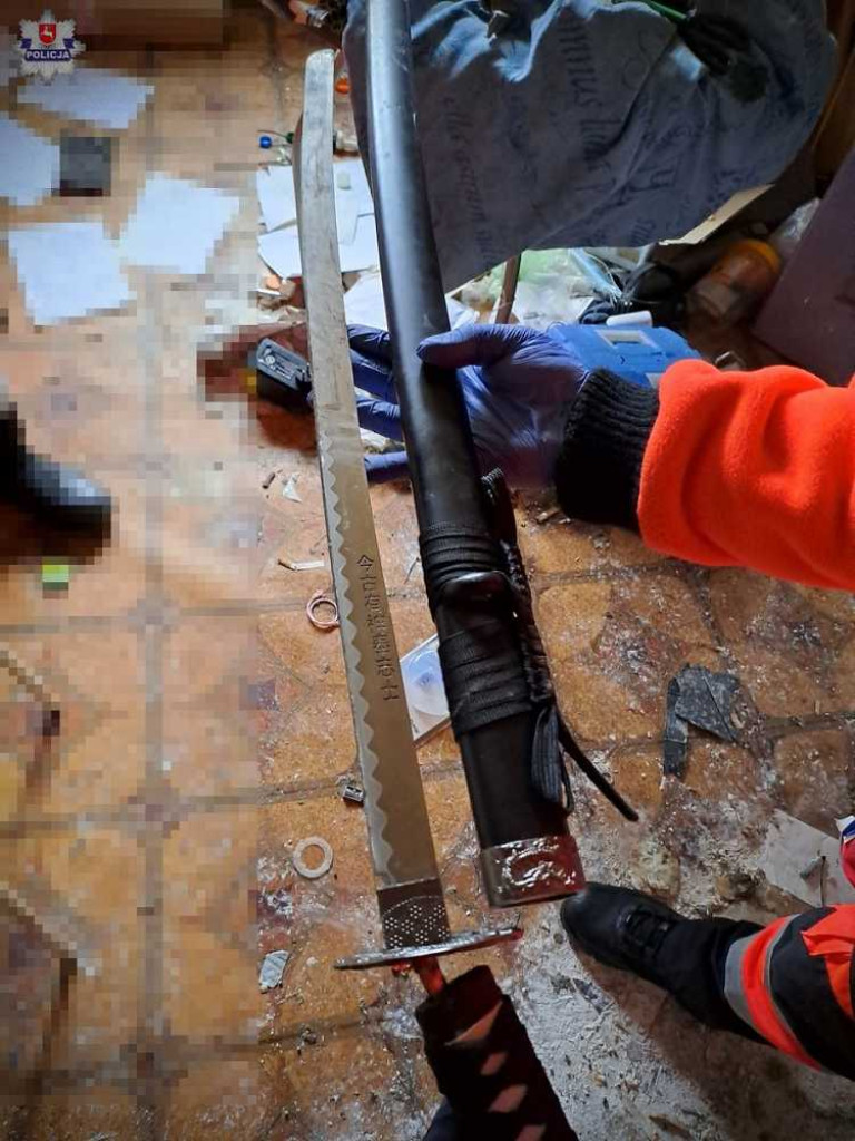 Zabarykadował się w domu i strzelał do sąsiadów. Ujęli go antyterroryści [ZDJĘCIA, WIDEO]