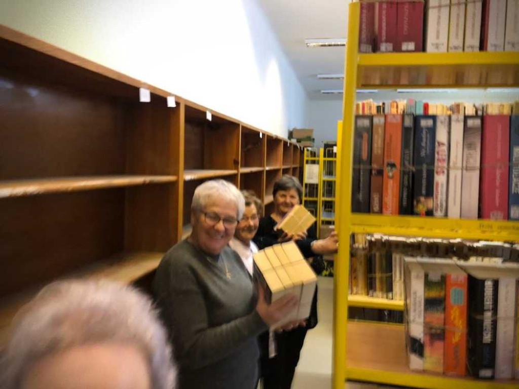 Hrubieszów: Mieszkańcy pomagają! Trwa przeprowadzka biblioteki [ZDJĘCIA]