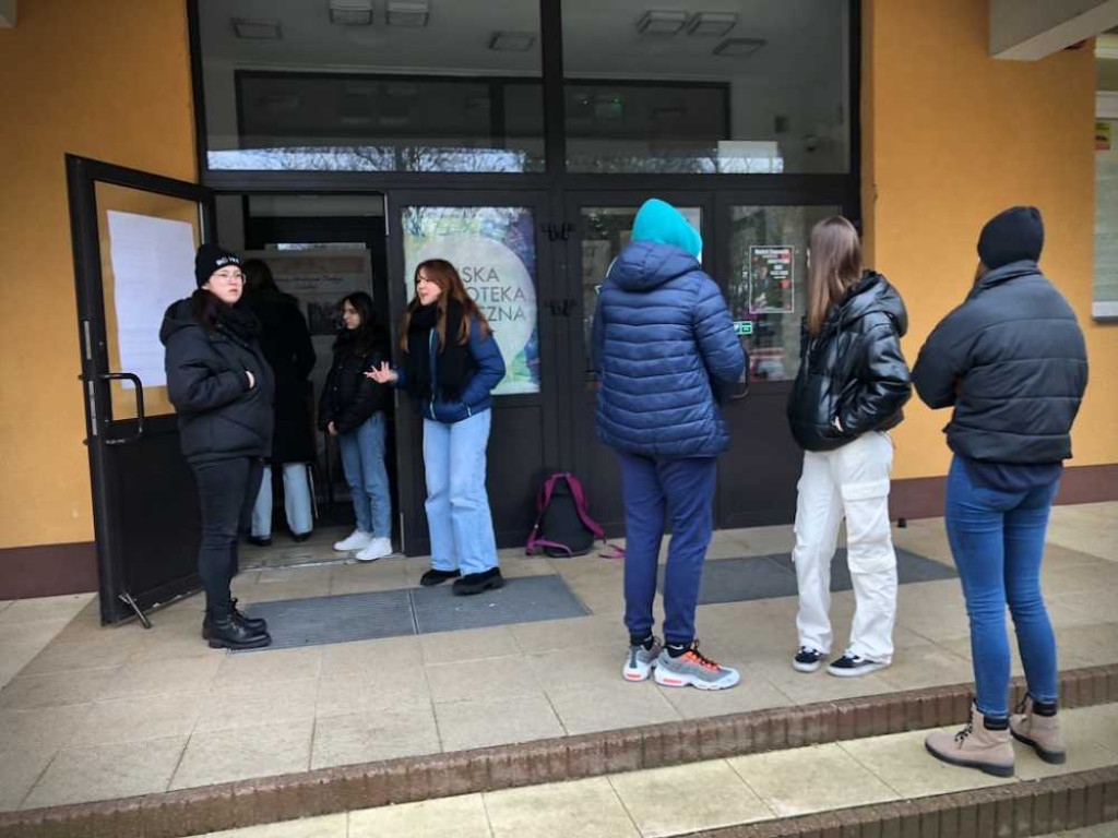 Hrubieszów: Mieszkańcy pomagają! Trwa przeprowadzka biblioteki [ZDJĘCIA]