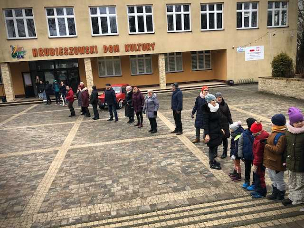 Hrubieszów: Mieszkańcy pomagają! Trwa przeprowadzka biblioteki [ZDJĘCIA]
