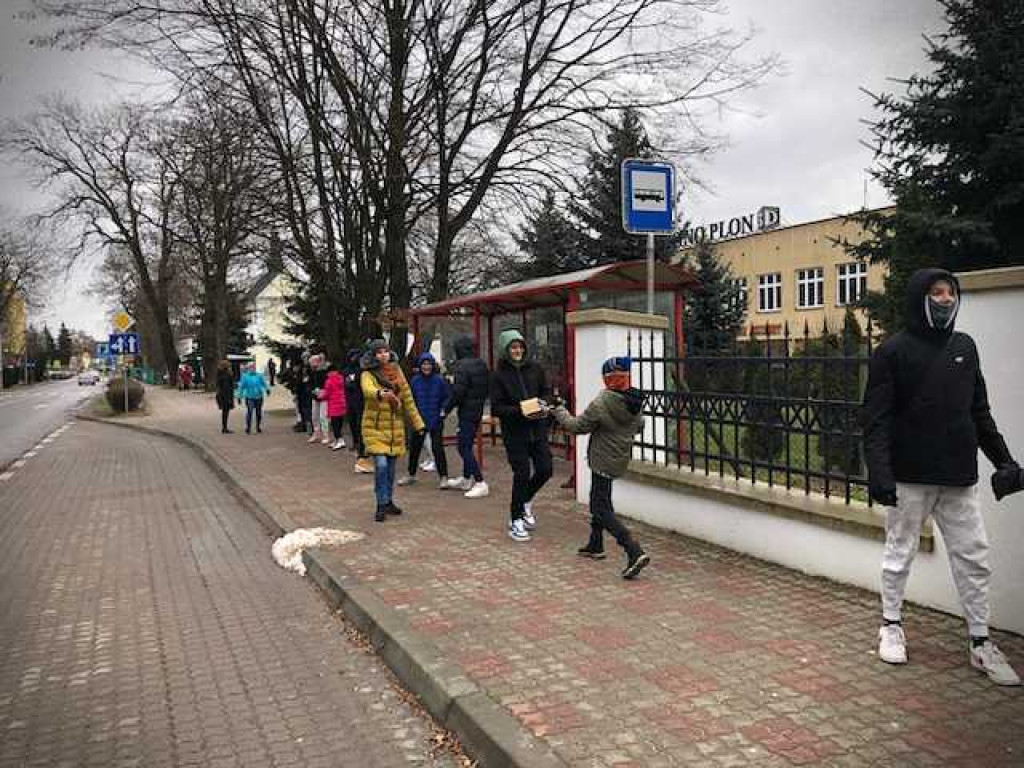 Hrubieszów: Mieszkańcy pomagają! Trwa przeprowadzka biblioteki [ZDJĘCIA]