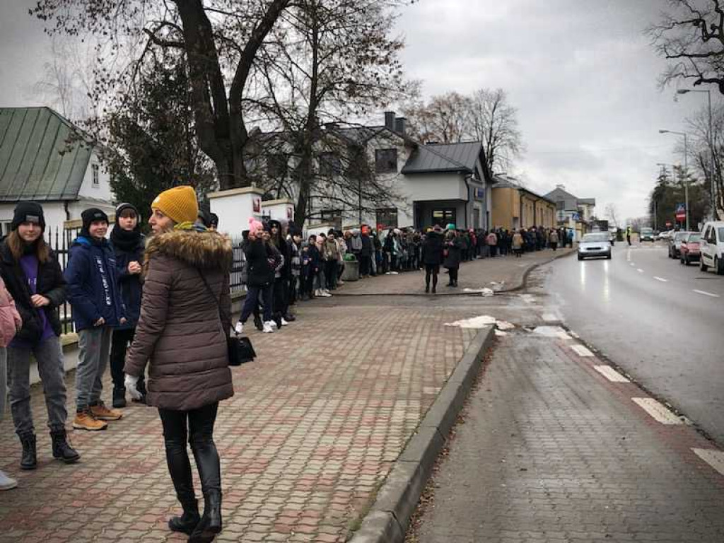 Hrubieszów: Mieszkańcy pomagają! Trwa przeprowadzka biblioteki [ZDJĘCIA]