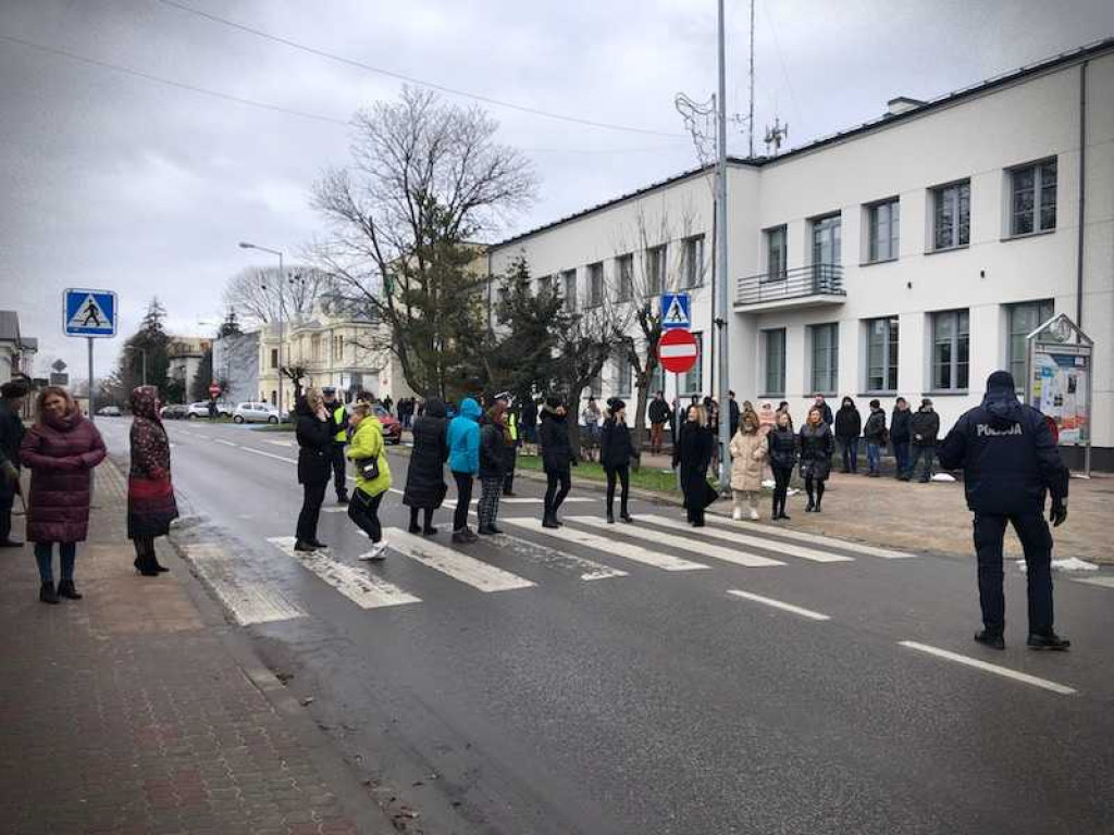 Hrubieszów: Mieszkańcy pomagają! Trwa przeprowadzka biblioteki [ZDJĘCIA]