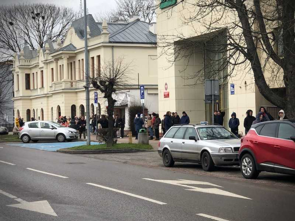 Hrubieszów: Mieszkańcy pomagają! Trwa przeprowadzka biblioteki [ZDJĘCIA]