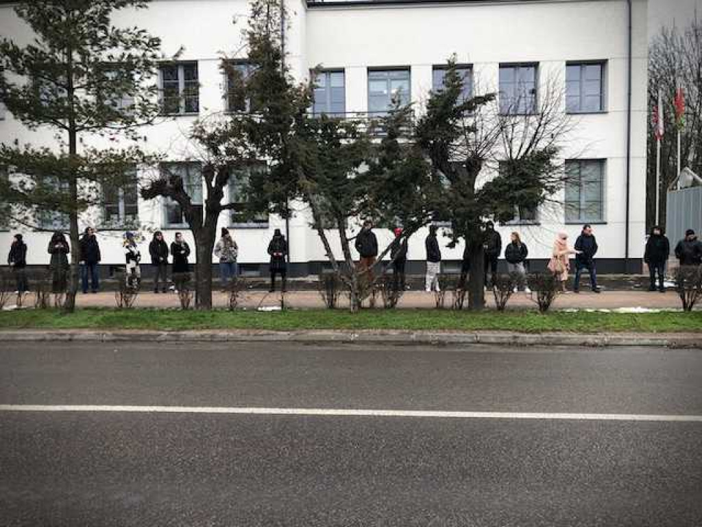 Hrubieszów: Mieszkańcy pomagają! Trwa przeprowadzka biblioteki [ZDJĘCIA]
