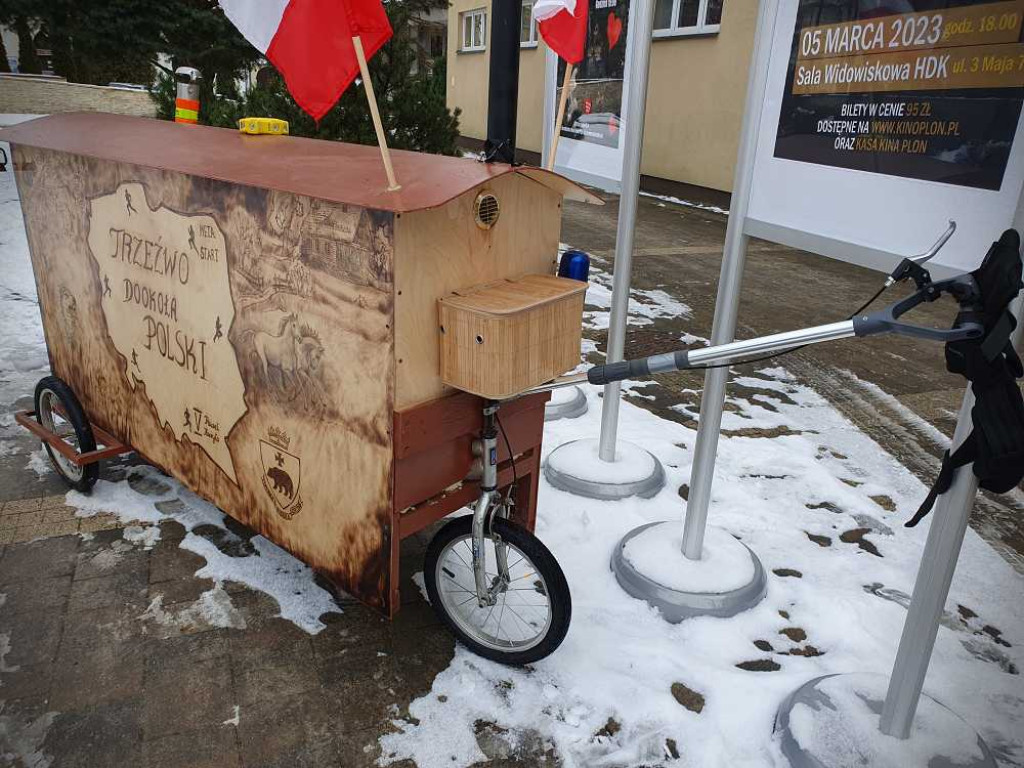 Hrubieszów: Biegnie dookoła Polski. Śpi w wózku, który ciągnie [ZDJĘCIA]