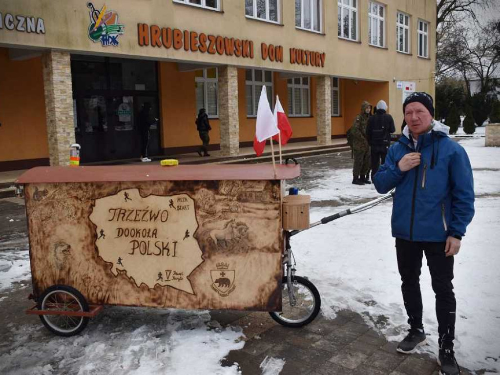 Hrubieszów: Biegnie dookoła Polski. Śpi w wózku, który ciągnie [ZDJĘCIA]
